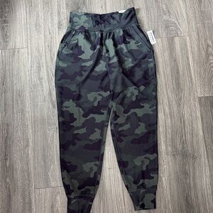 Womem’s Old Navy Camouflage Jogger Pants Size Small NWT